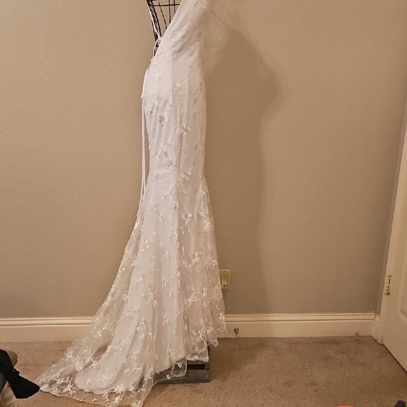 Elegant White Lace Wedding Dress - Picture 7 of 9